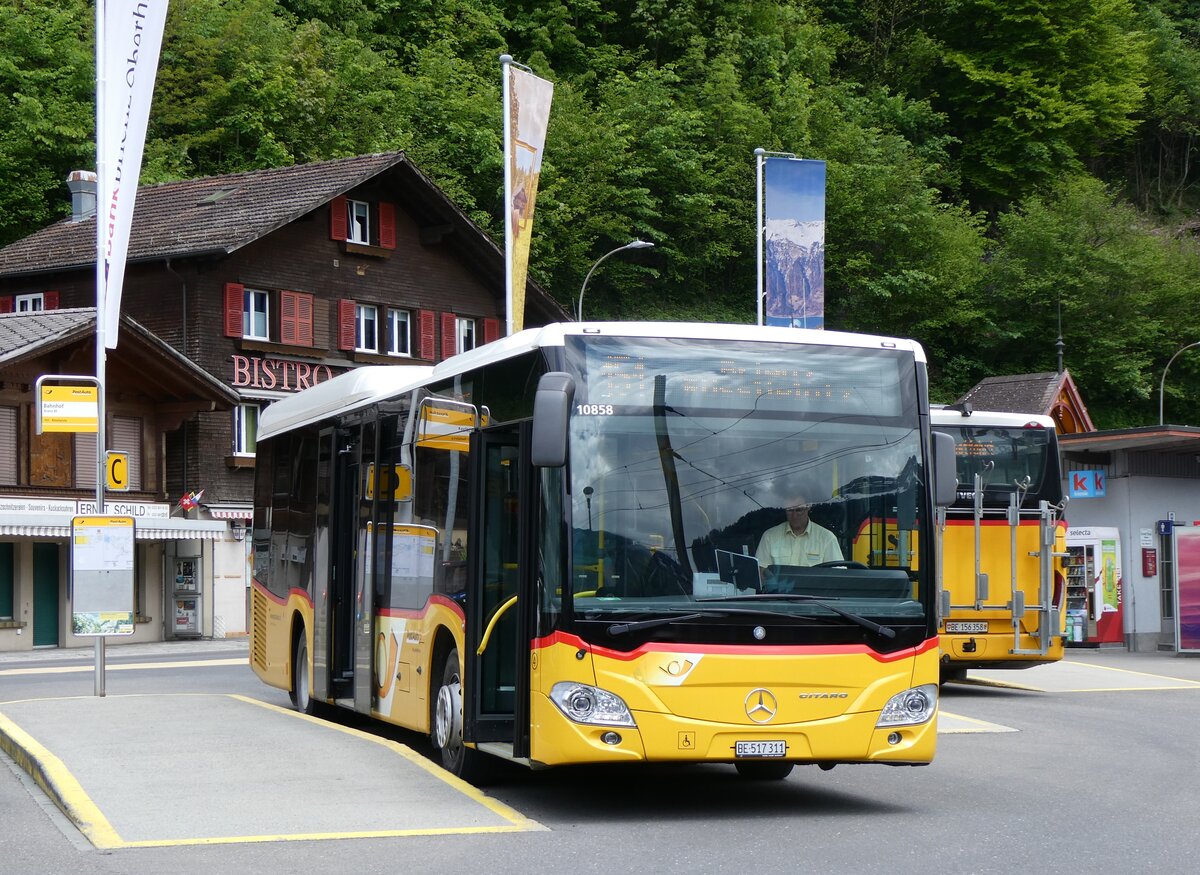 (262'339) - Fl�ck, Brienz - Nr. 4/BE 517'311/PID 10'858 - Mercedes am 13. Mai 2024 beim Bahnhof Brienz