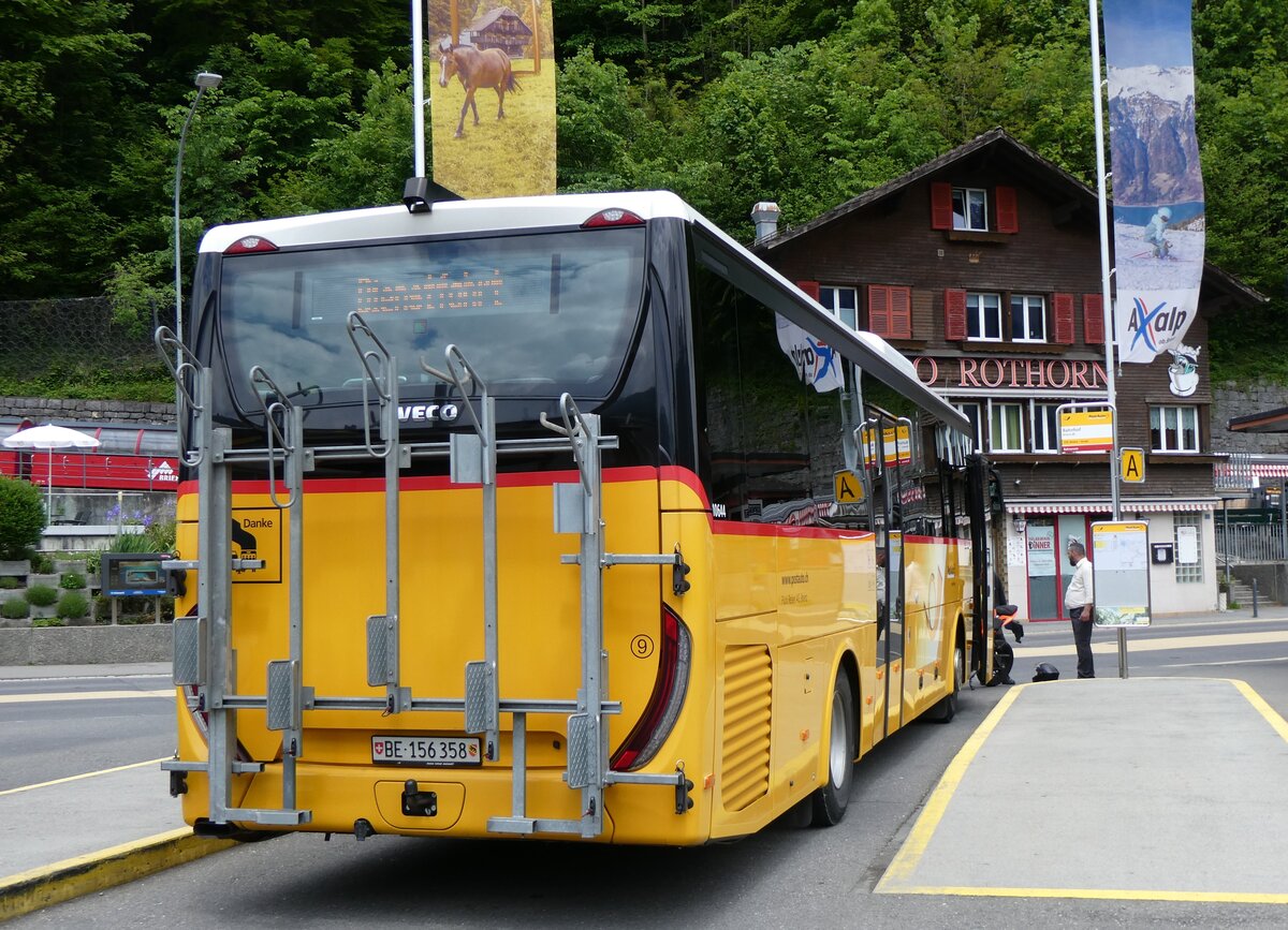 (262'340) - Fl�ck, Brienz - Nr. 9/BE 156'358/PID 10'644 - Iveco am 13. Mai 2024 beim Bahnhof Brienz