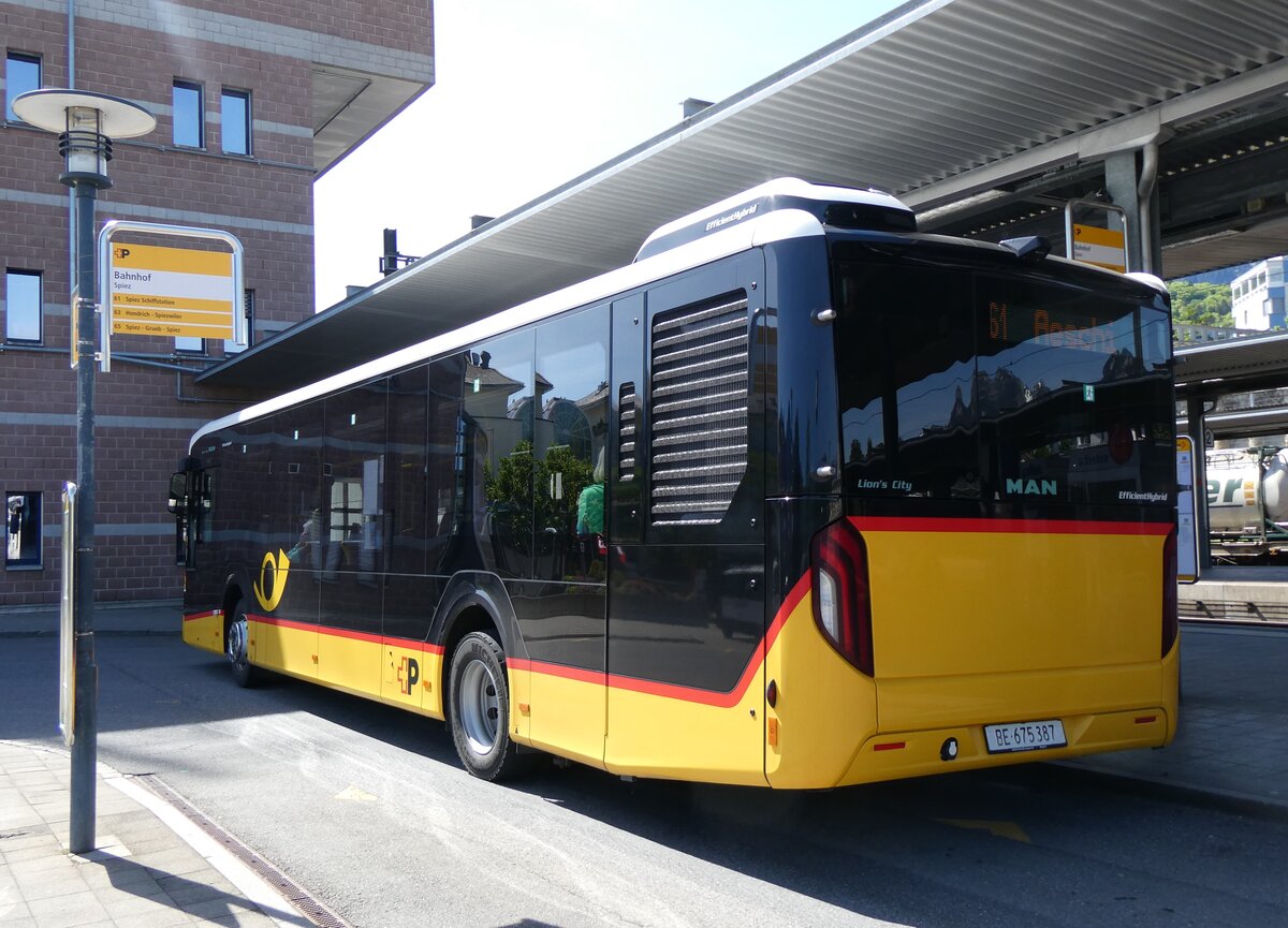 (262'355) - PostAuto Bern - BE 675'387/PID 12'066 - MAN am 14. Mai 2024 beim Bahnhof Spiez