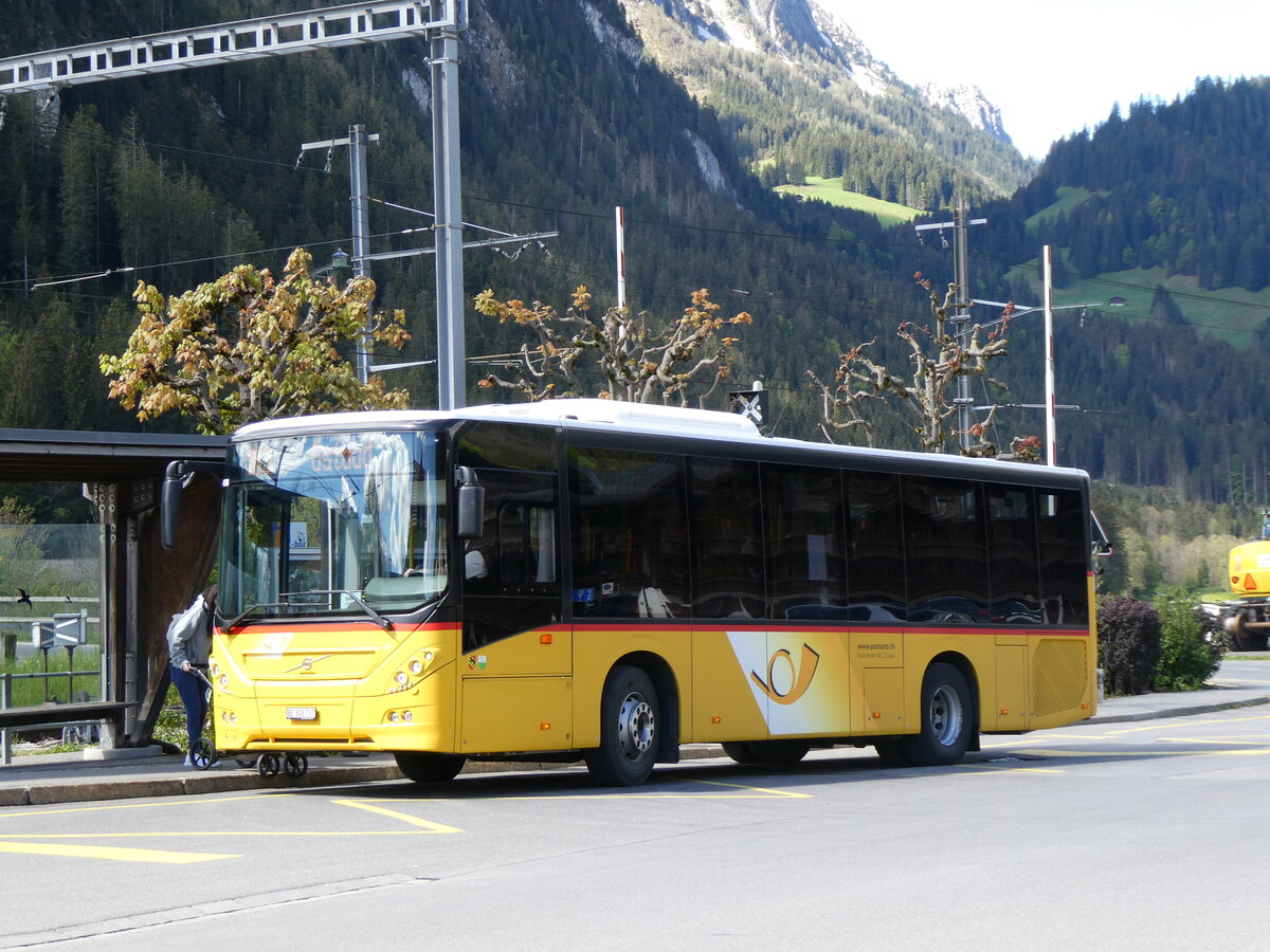 (262'444) - K�bli, Gstaad - BE 308'737/PID 11'458 - Volvo am 17. Mai 2024 beim Bahnhof Saanen