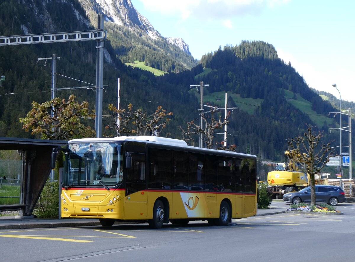 (262'445) - K�bli, Gstaad - BE 308'737/PID 11'458 - Volvo am 17. Mai 2024 beim Bahnhof Saanen
