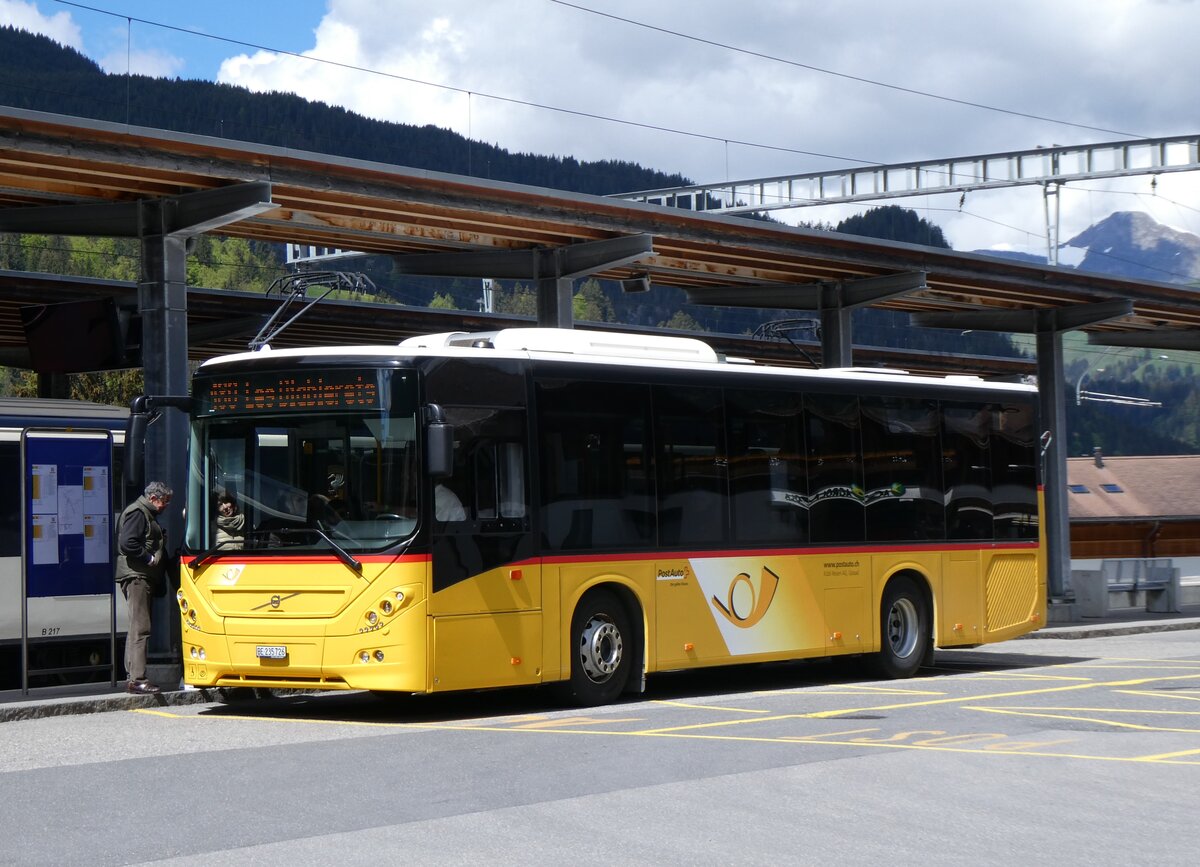 (262'450) - K�bli, Gstaad - BE 235'726/PID 10'535 - Volvo am 17. Mai 2024 beim Bahnhof Gstaad