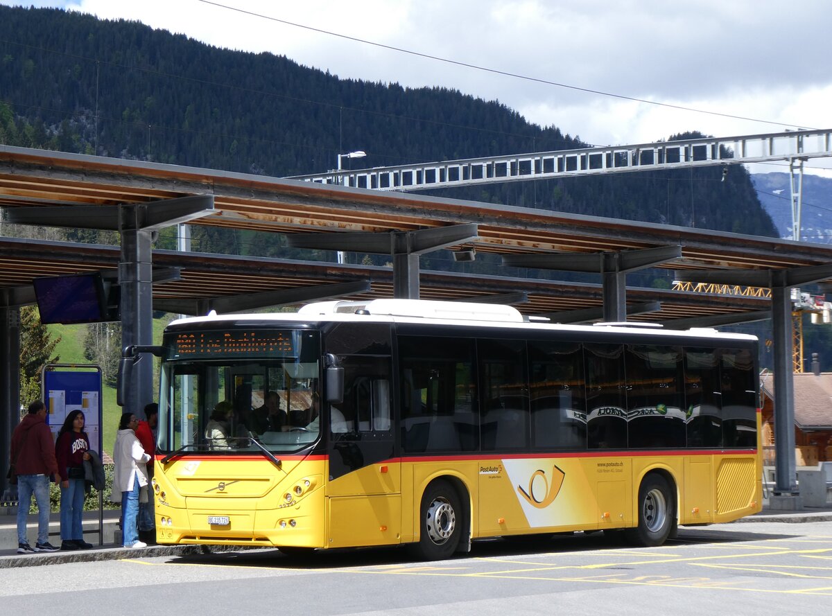 (262'451) - K�bli, Gstaad - BE 235'726/PID 10'535 - Volvo am 17. Mai 2024 beim Bahnhof Gstaad