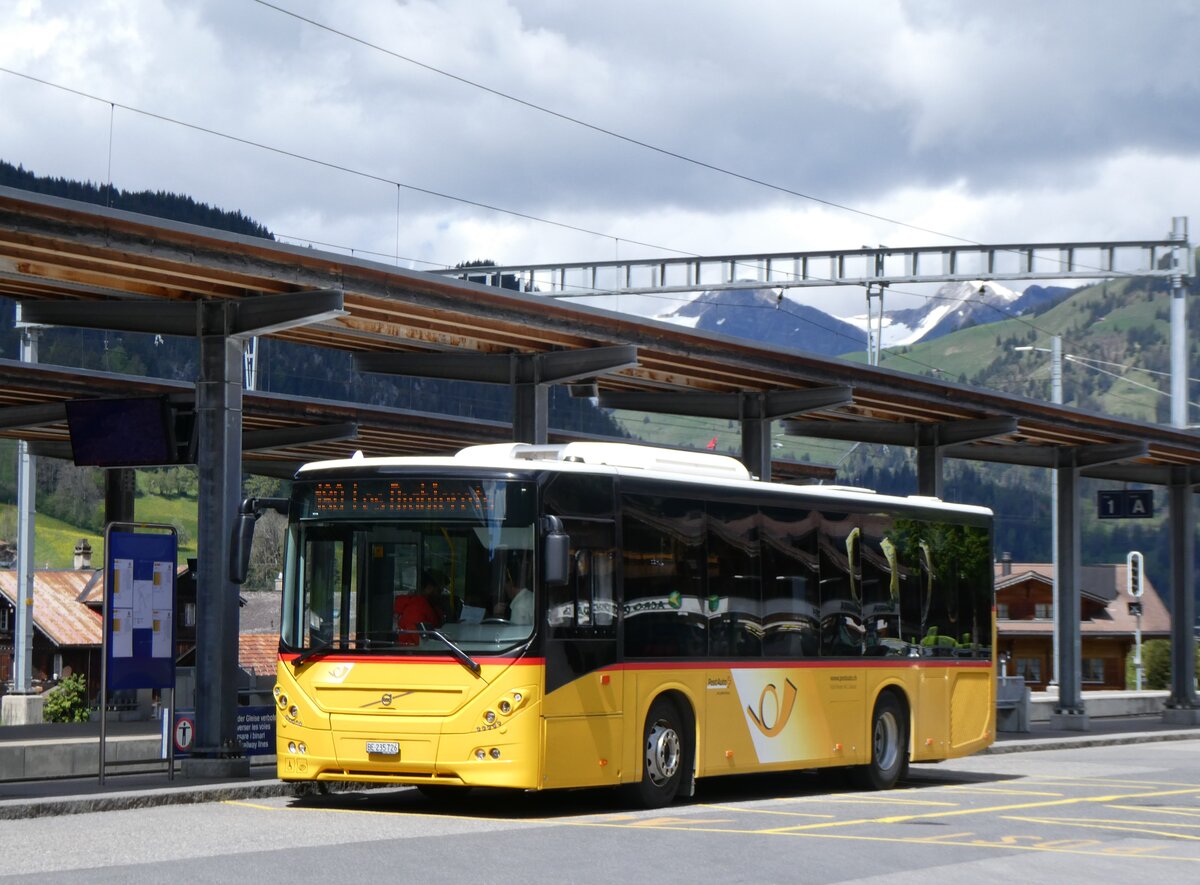 (262'452) - K�bli, Gstaad - BE 235'726/PID 10'535 - Volvo am 17. Mai 2024 beim Bahnhof Gstaad