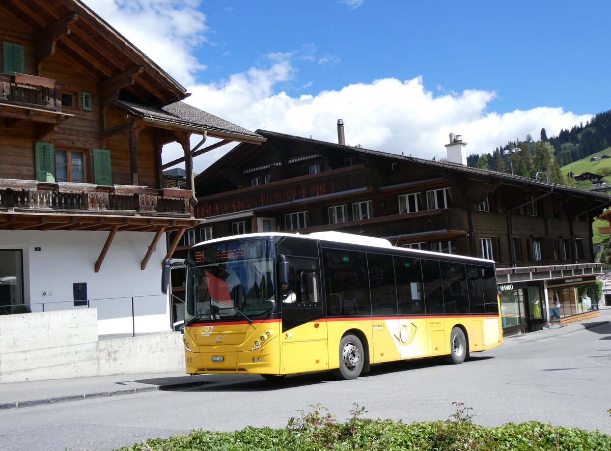 (262'453) - K�bli, Gstaad - BE 671'405/PID 11'459 - Volvo (ex BE 21'779) am 17. Mai 2024 beim Bahnhof Gstaad