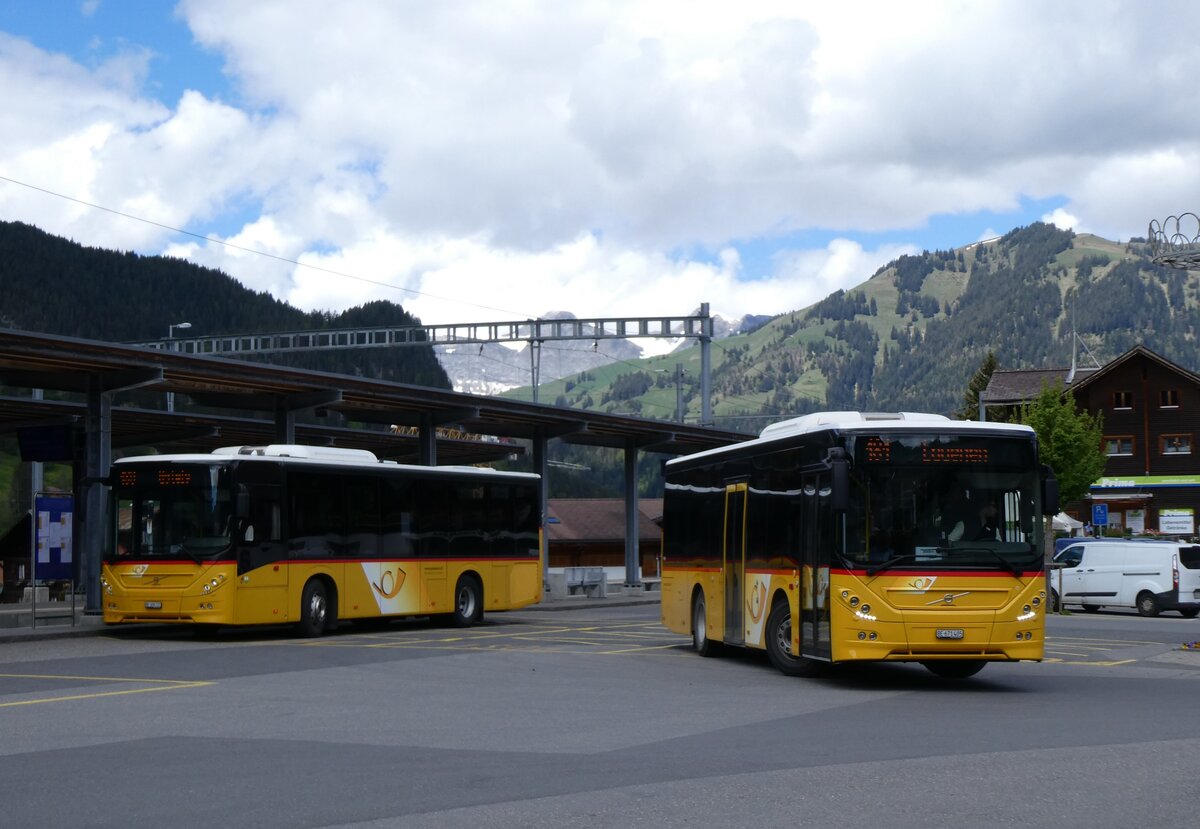 (262'457) - K�bli, Gstaad - BE 308'737/PID 11'458 - Volvo + BE 671'405/PID 11'459 - Volvo (ex BE 21'779) am 17. Mai 2024 beim Bahnhof Gstaad