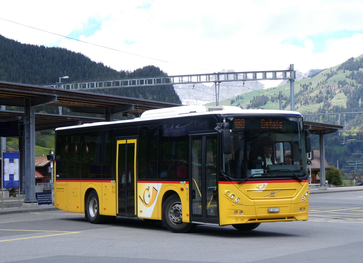 (262'458) - K�bli, Gstaad - BE 308'737/PID 11'458 - Volvo am 17. Mai 2024 beim Bahnhof Gstaad