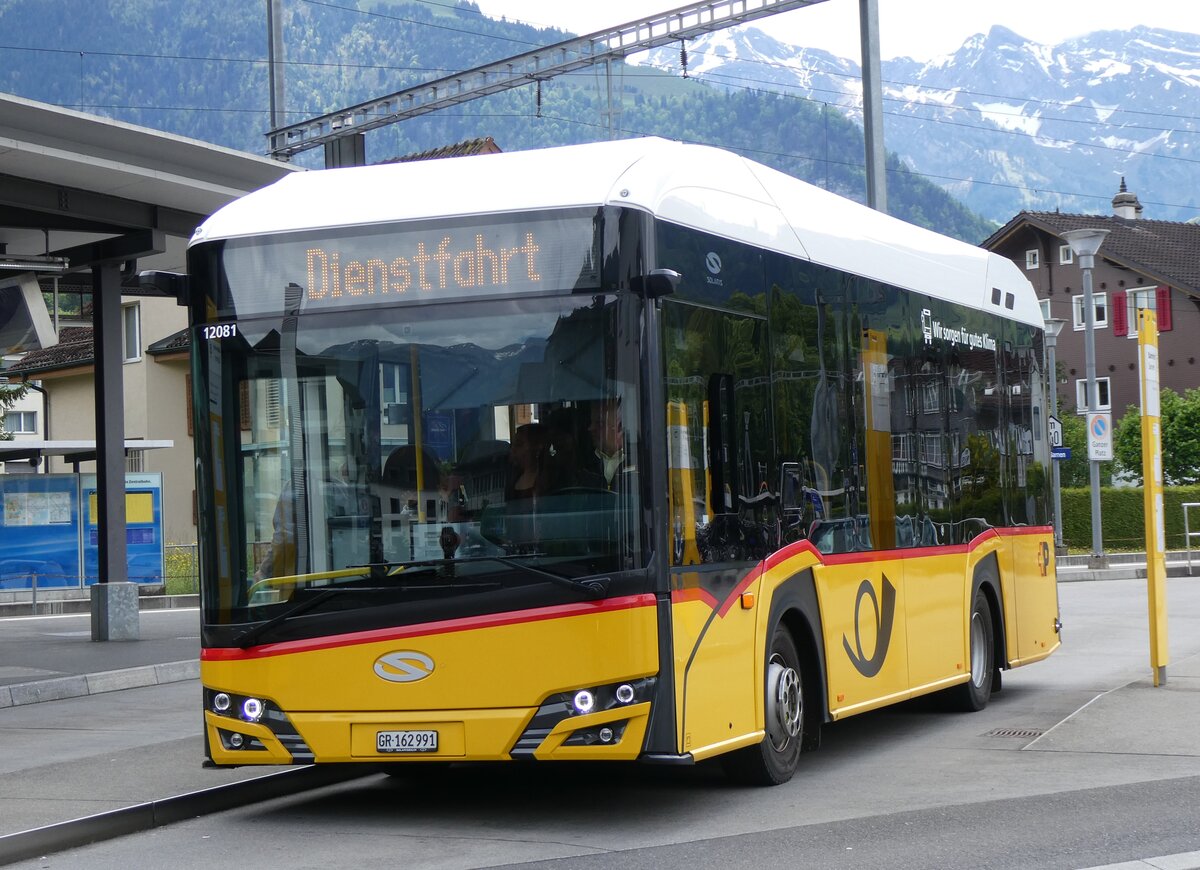 (262'720) - PostAuto Graub�nden - GR 162'991/PID 12'081 - eSolaris am 18. Mai 2024 beim Bahnhof Sarnen
