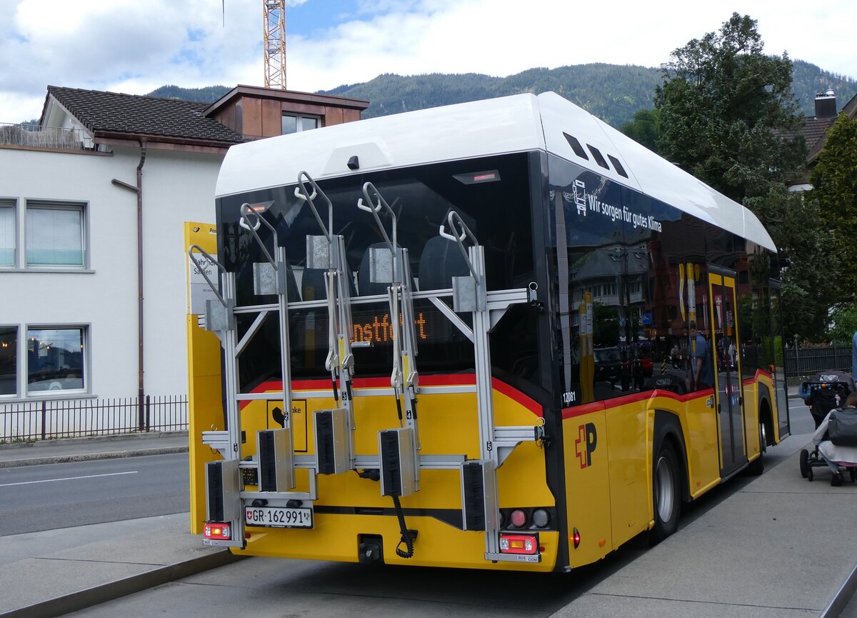 (262'722) - PostAuto Graub�nden - GR 162'991/PID 12'081 - eSolaris am 18. Mai 2024 beim Bahnhof Sarnen