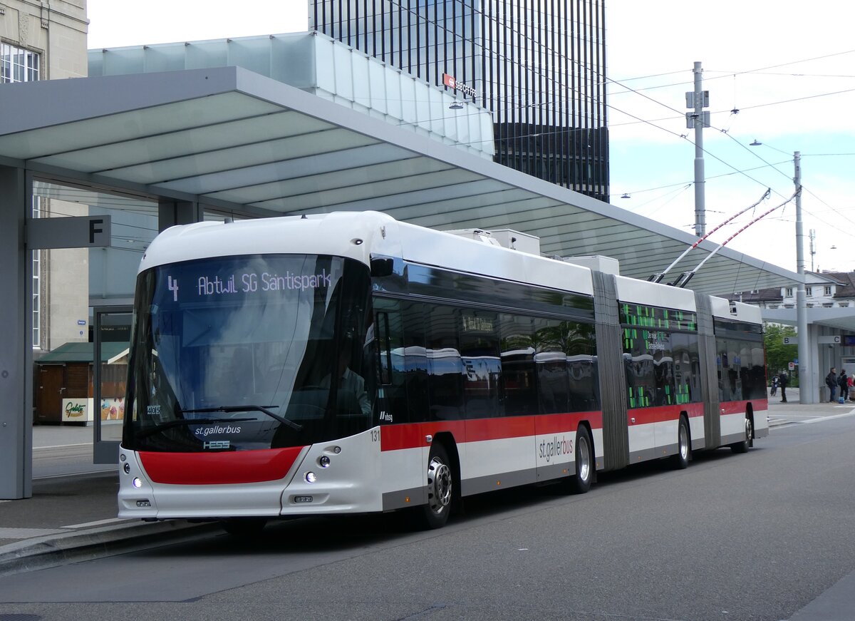 (262'812) - St. Gallerbus, St. Gallen - Nr. 131 - Hess/Hess Doppelgelenktrolleybus am 24. Mai 2024 beim Bahnhof St. Gallen