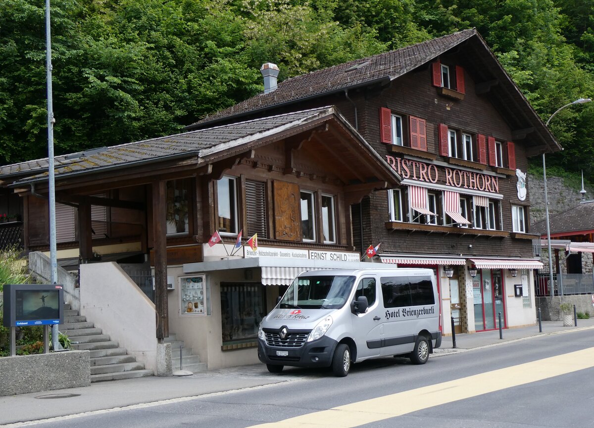 (263'235) - Hotel Brienzerburli, Brienz - BE 577'127 - Renault am 28. Mai 2024 beim Bahnhof Brienz