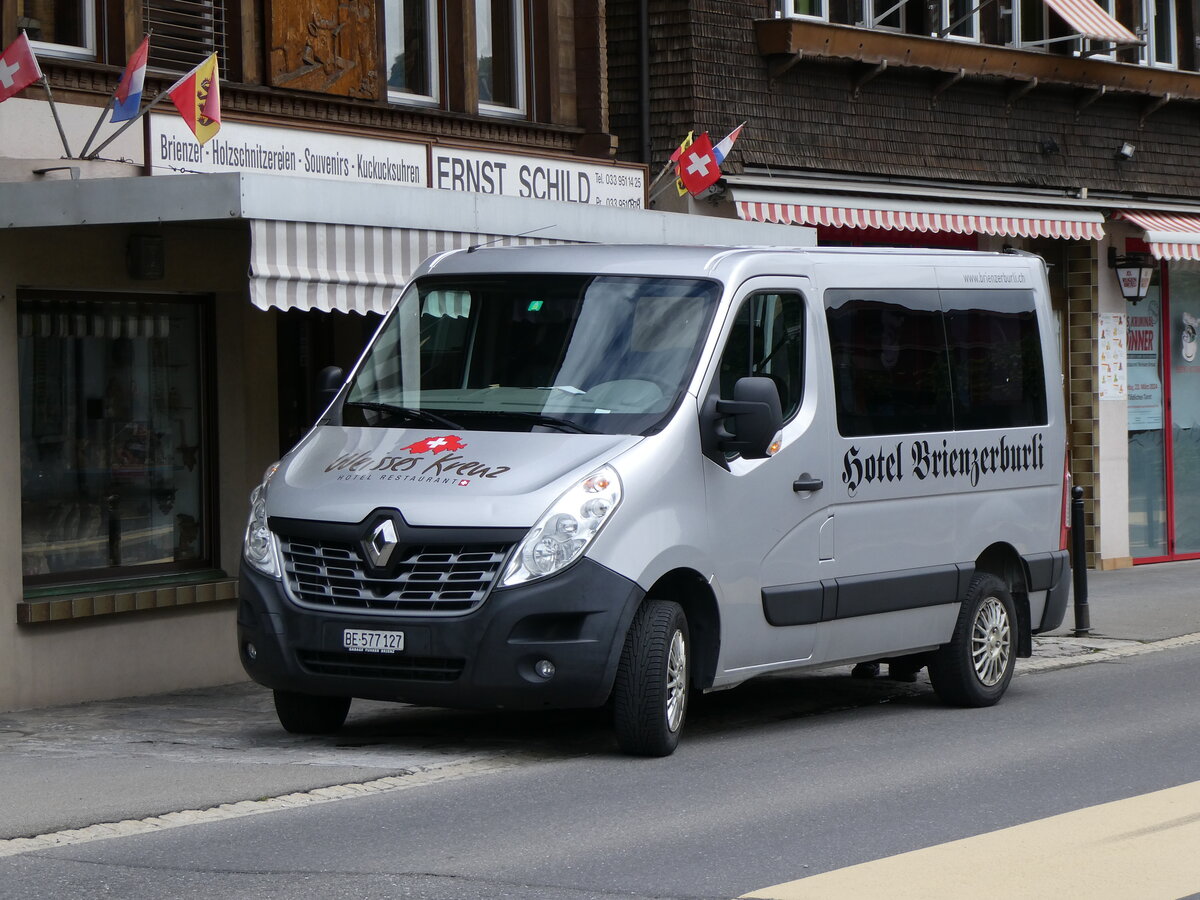 (263'236) - Hotel Brienzerburli, Brienz - BE 577'127 - Renault am 28. Mai 2024 beim Bahnhof Brienz