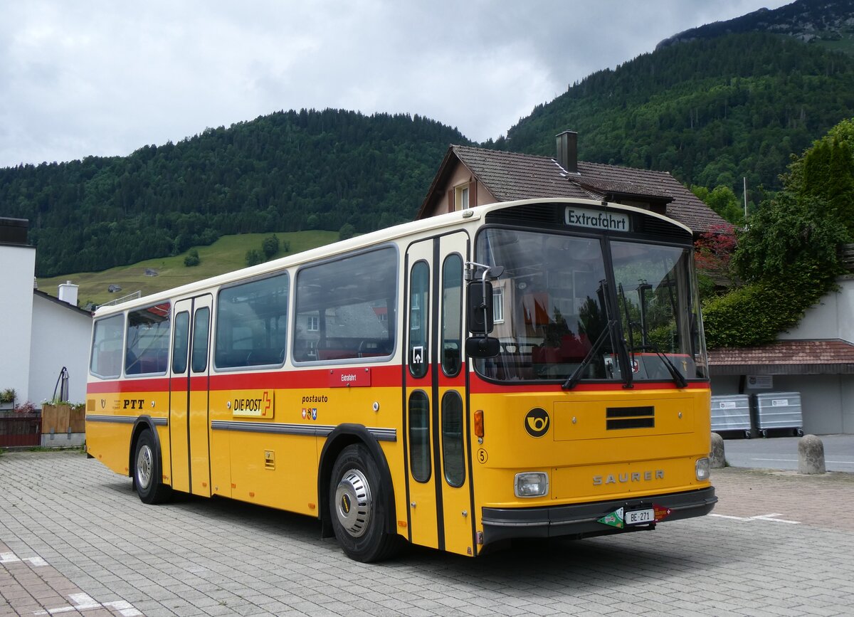 (263'912) - Bachmann, Nieder�nz - Nr. 5/BE 271 - Saurer/T�scher (ex W�thrich, Ursenbach; ex Sch�rch, Gutenburg Nr. 5; ex Engeloch, Riggisberg Nr. 5/PID 3309; ex P 25'668) am 22. Juni 2024 in Amden, Hotel Sonne