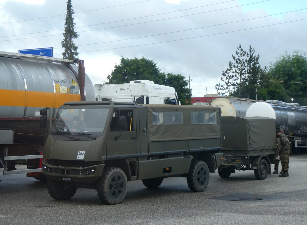 (263'935) - Schweizer Armee - M+55'381 - Bucher-Mowag am 22. Juni 2024 in Rothrist, Coop-Tankstelle