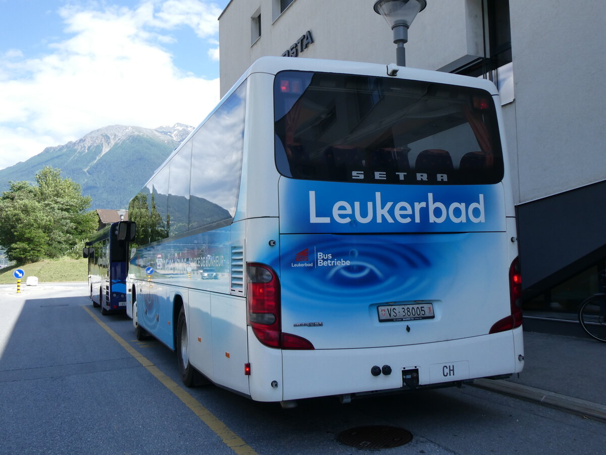 (264'016) LBB Susten - Nr. 5/VS 38'005 - Setra am 24. Juni 2024 beim Bahnhof Leuk