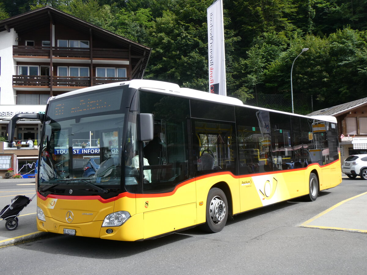 (264'099) - Fl�ck, Brienz - Nr. 7/BE 623'971/PID 11'527 - Mercedes am 29. Juni 2024 beim Bahnhof Brienz