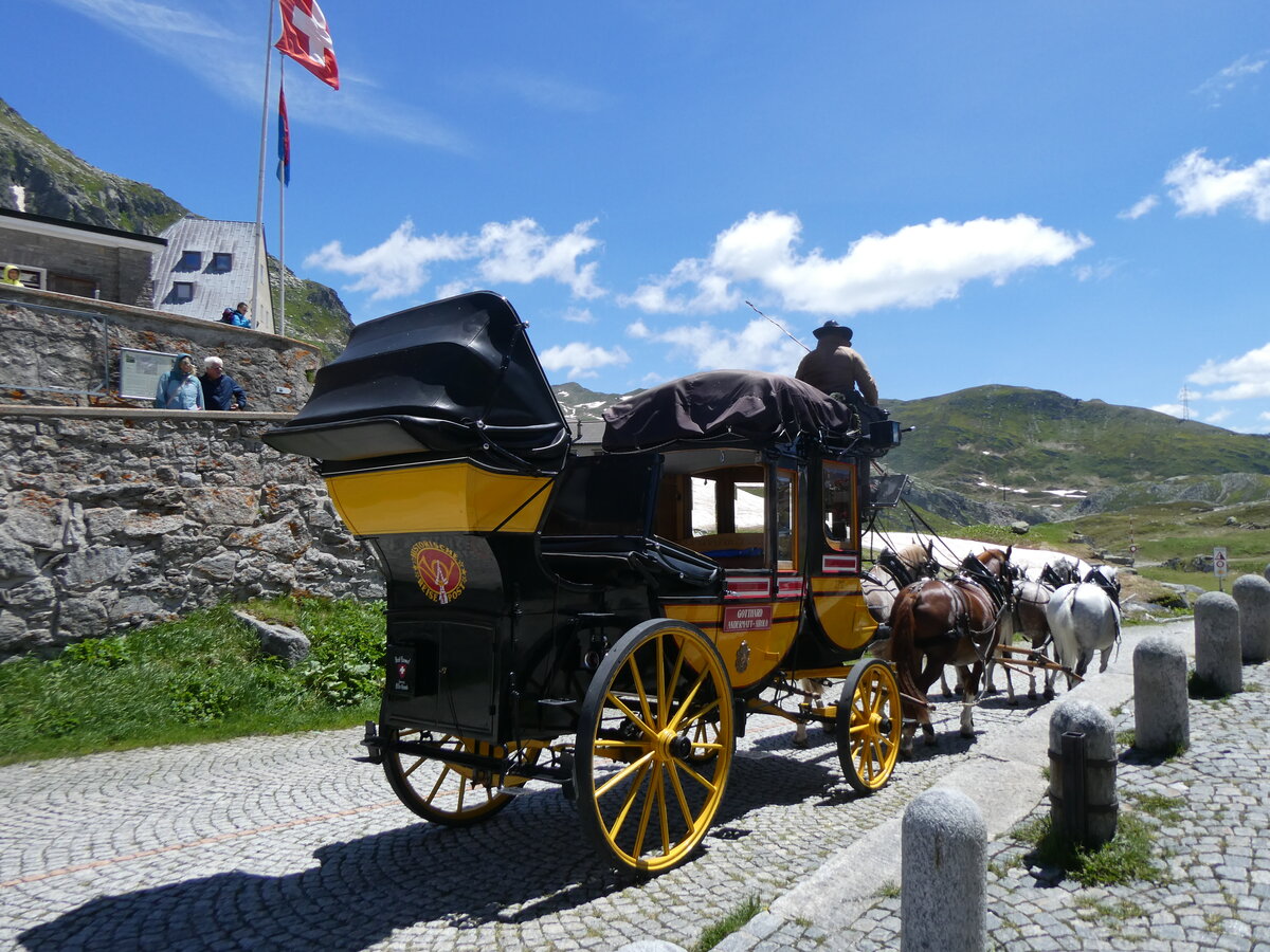 (264'267) - Postkutsche - PID 2712 - am 2. Juli 2024 in Gotthard, Passh�he