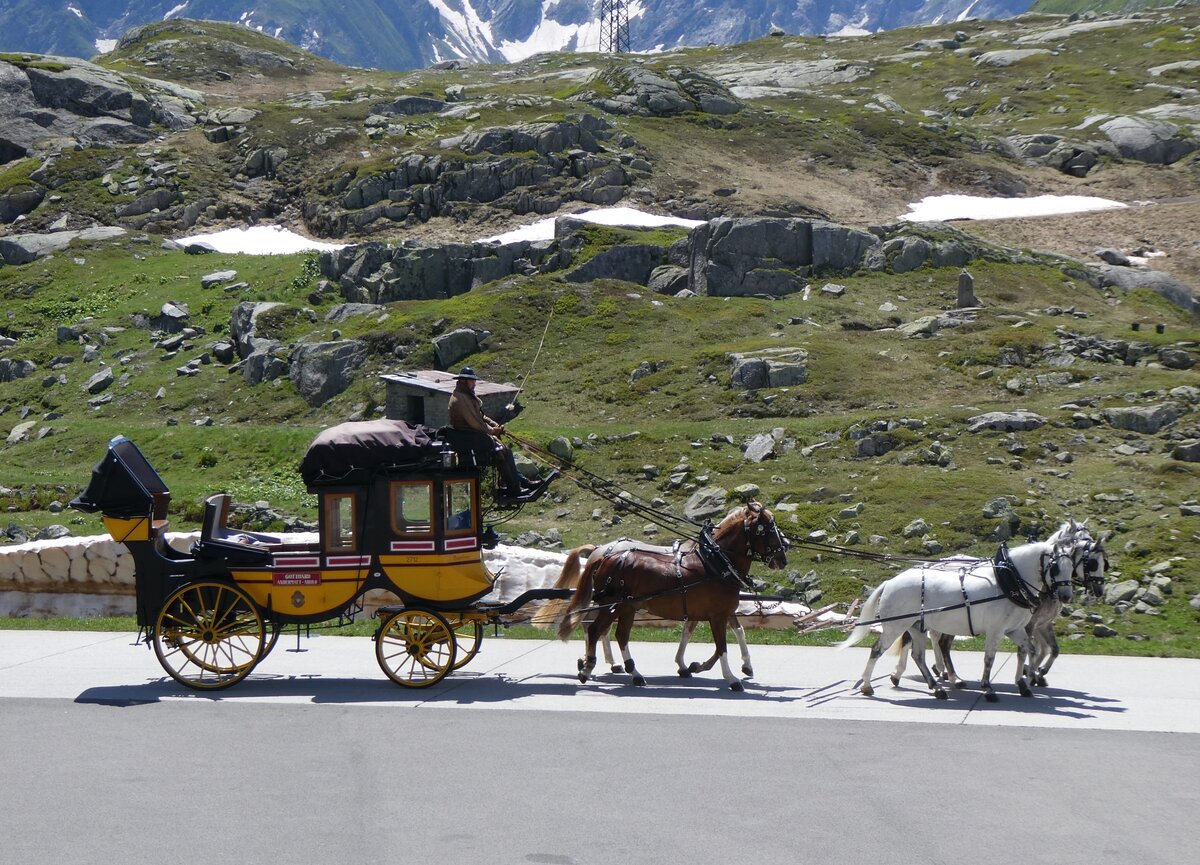 (264'269) - Postkutsche - PID 2712 - am 2. Juli 2024 in Gotthard, Passh�he