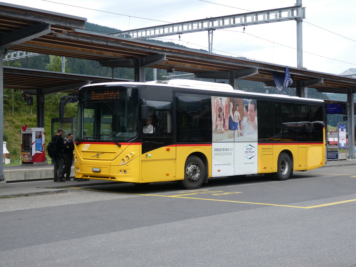 (264'337) - K�bli, Gstaad - BE 403'014/PID 10'964 - Volvo am 6. Juli 2024 beim Bahnhof Gstaad