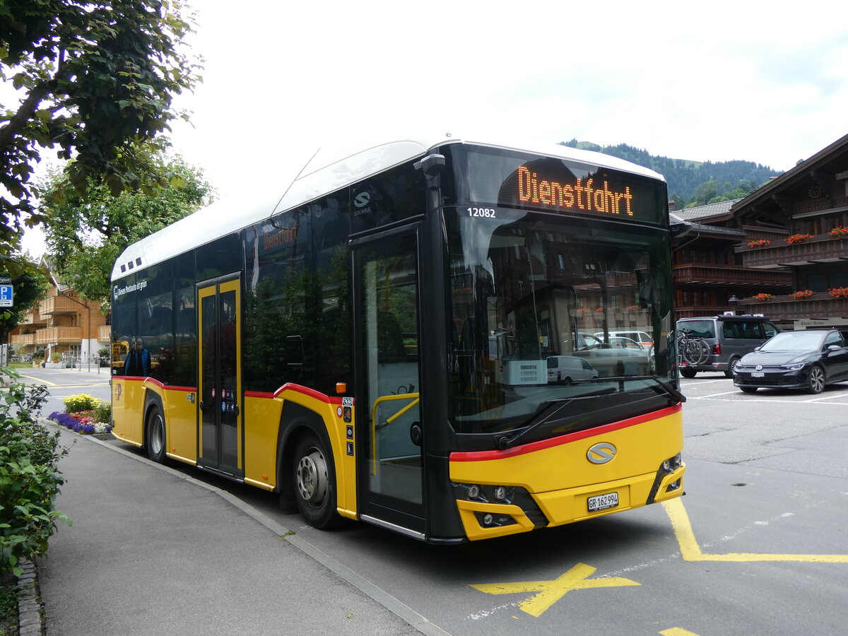 (264'345) - PostAuto Graub�nden - GR 162'994/PID 12'082 - eSolaris am 6. Juli 2024 beim Bahnhof Saanen