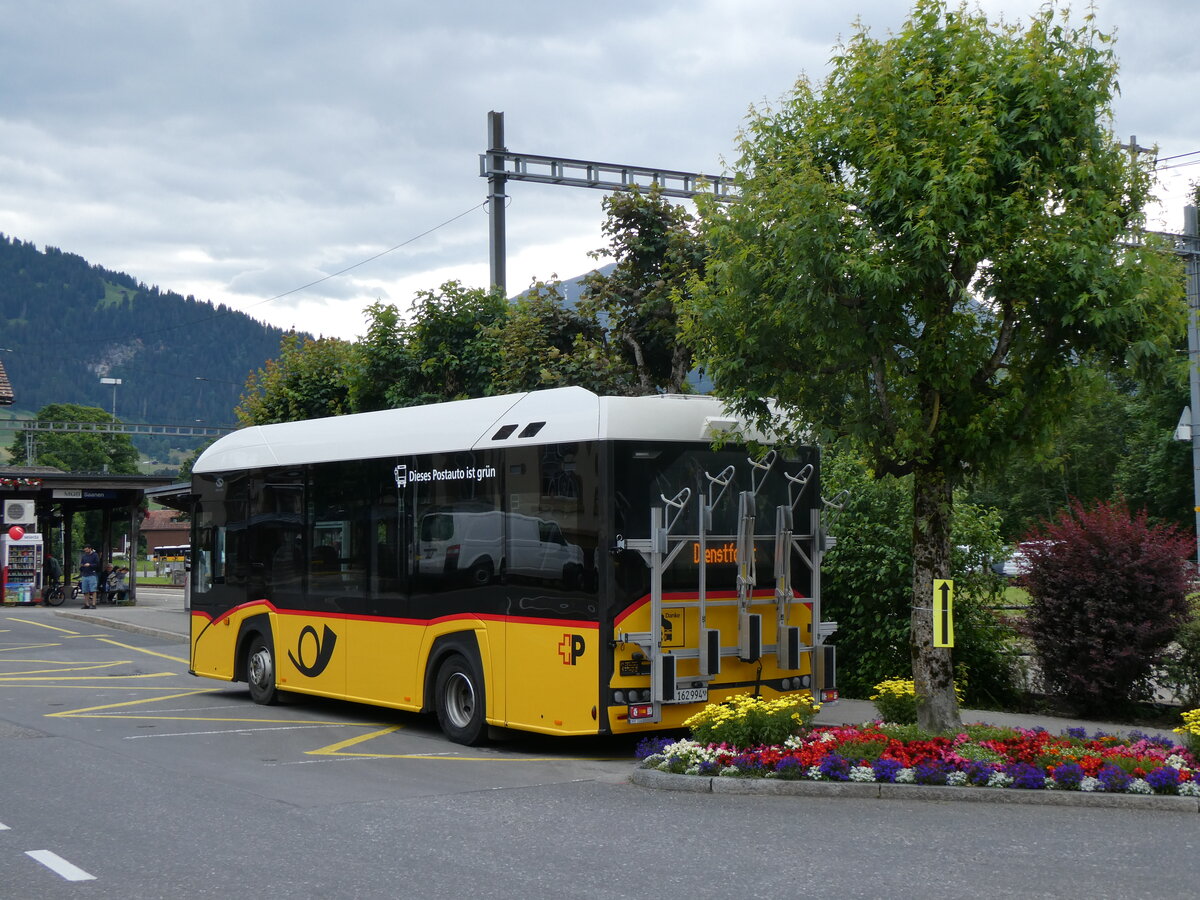 (264'348) - PostAuto Graub�nden - GR 162'994/PID 12'082 - eSolaris am 6. Juli 2024 beim Bahnhof Saanen