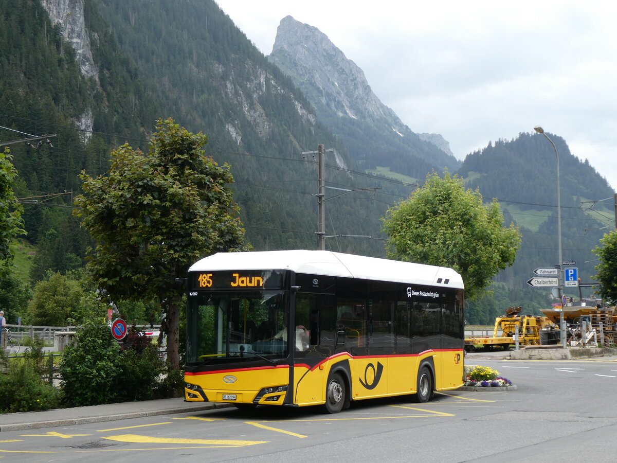 (264'351) - PostAuto Graub�nden - GR 162'994/PID 12'082 - eSolaris am 6. Juli 2024 beim Bahnhof Saanen