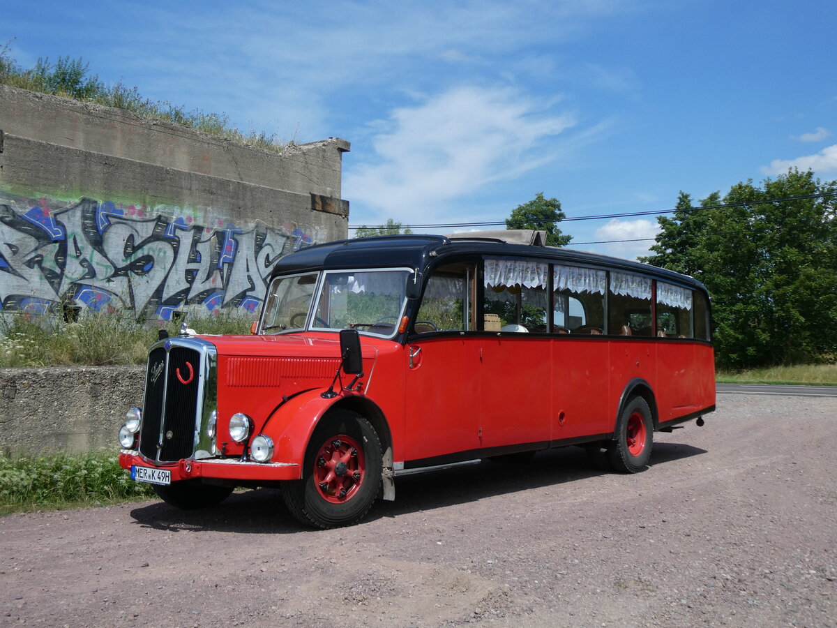 (264'598) - Raab, Bad D�rrenberg - MER-K 49H - Saurer/Saurer (ex BDZ/Landerlebniswelt, Bad D�rrenberg; ex Fankhauser, CH-Arzier; ex AFA Adelboden/CH Nr. 15; ex P 23'052; ex P 2076) am 10. Juli 2024 in Kreypau, Unvollendete Br�cke