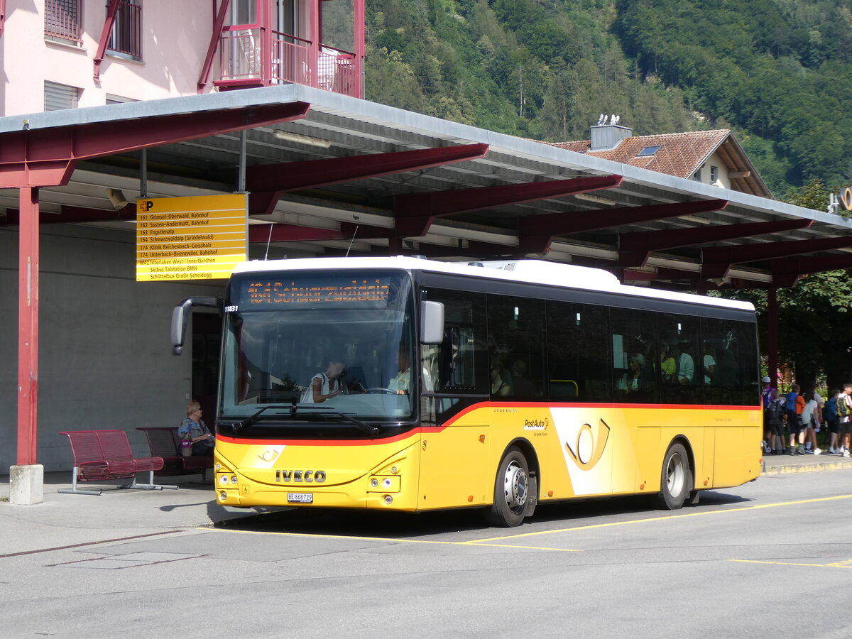 (265'059) - Fl�ck, Brienz - Nr. 29/BE 868'729/PID 11'831 . Iveco am 27. Juli 2024 in Meiringen, Postautostation