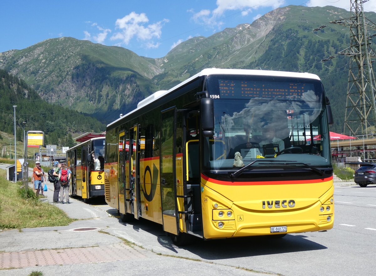 (265'204) - Fl�ck, Brienz - Nr. 25/BE 868'725/PID 11'594 - Iveco am 28. Juli 2024 beim Bahnhof Oberwald 