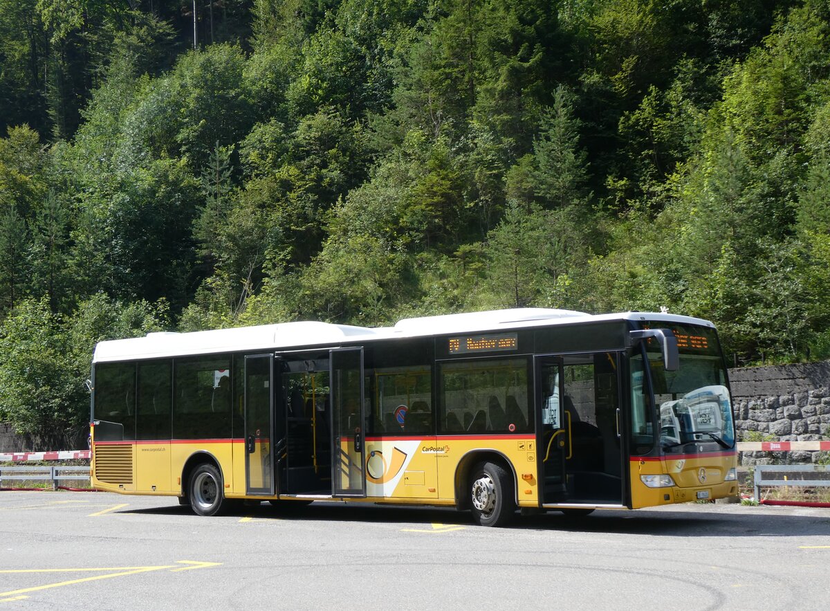 (265'265) - CarPostal Ouest - NE 98'400/PID 5187 - Mercedes am 30. Juli 2024 beim Bahnhof G�nsbrunnen