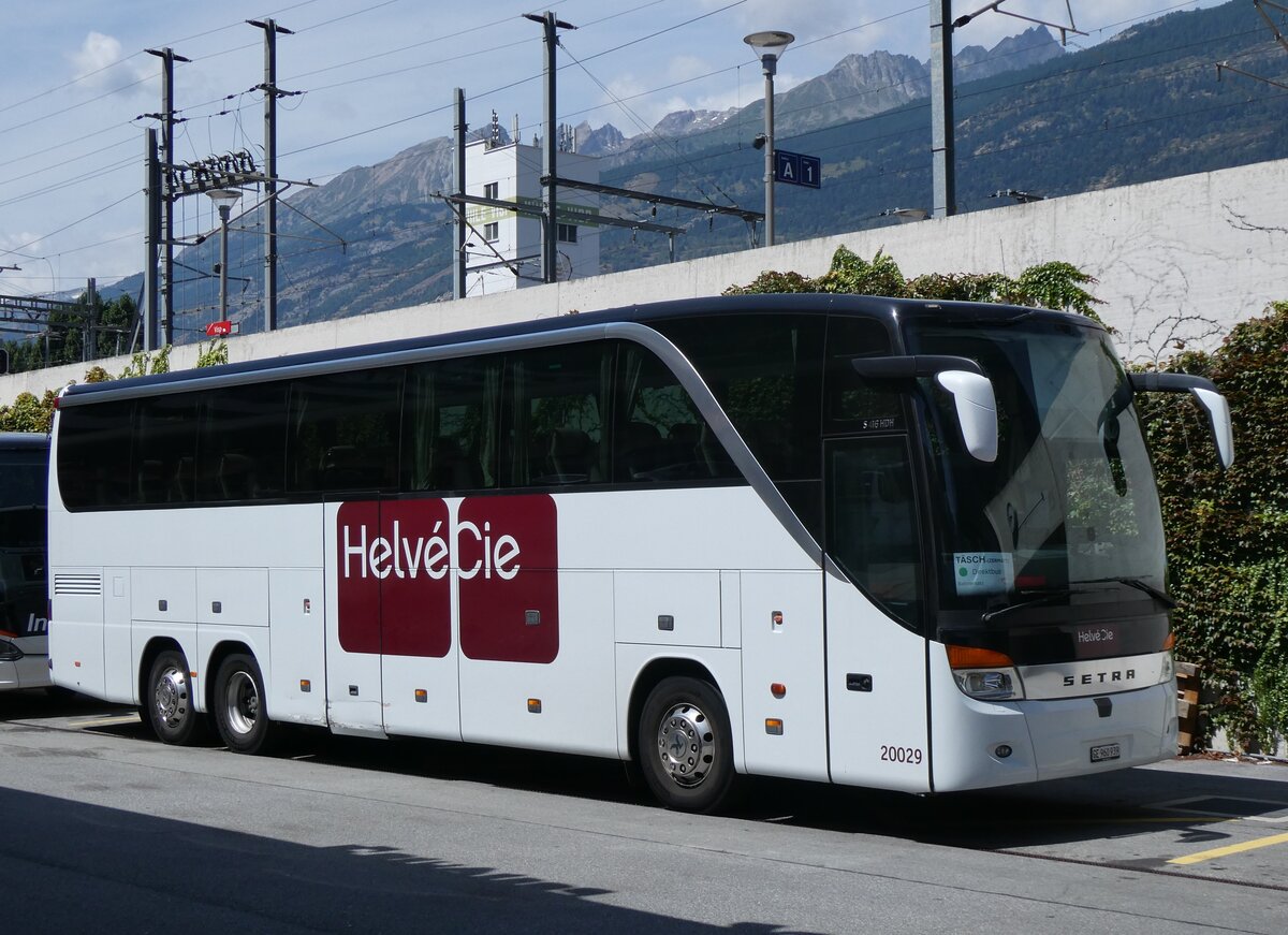 (265'498) - Helv�Cie, Satigny - Nr. 20'029/GE 960'939 - Setra am 8. August 2024 beim Bahnhof Visp