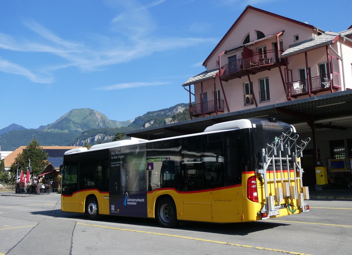 (265'572) - Fl�ck, Brienz - Nr. 23/BE 868'723/PID 11'528 - Mercedes am 13. August 2024 in Meiringen, Postautostation