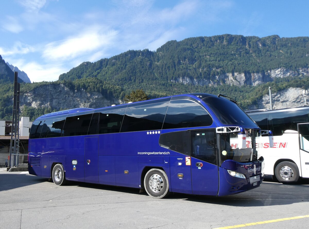 (265'575) - Eichenberger, D�dingen - FR 411'960 - Neoplan am 13. August 2024 beim Bahnhof Meiringen