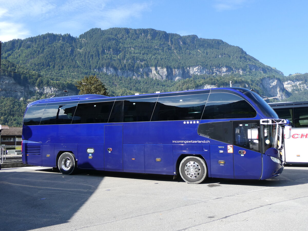 (265'583) - Eichenberger, D�dingen - FR 411'960 - Neoplan am 13. August 2024 beim Bahnhof Meiringen