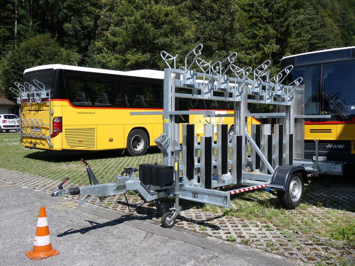 (265'624) - PostAuto Bern - BE 589'378 - Zbinden Veloanh�nger am 13. August 2024 in Meiringen, Garage