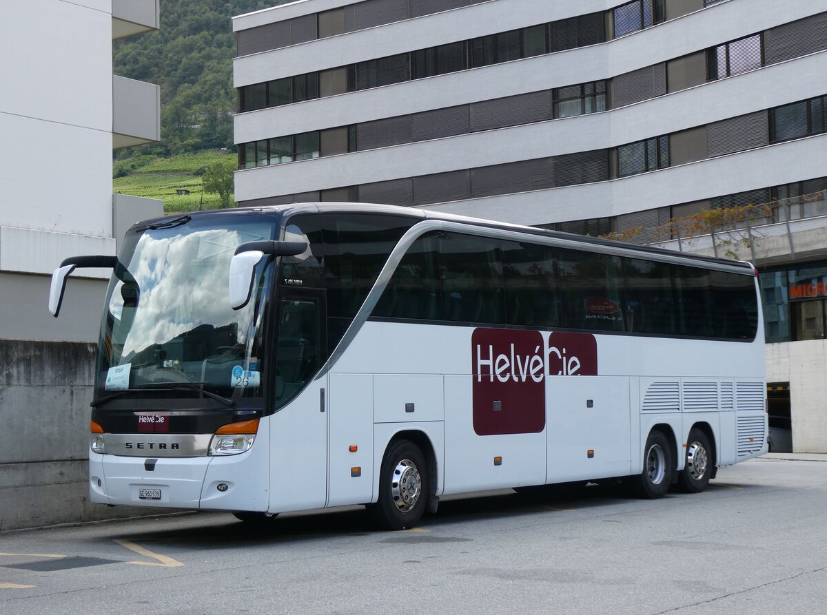 (265'740) - Helv�Cie, Satigny - Nr. 20'029/GE 960'939 - Setra am 16. August 2024 beim Bahnhof Visp