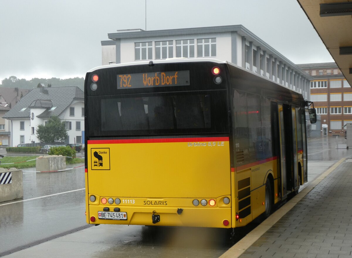(265'935) - PostAuto Bern - Nr. 11'113/BE 745'481/PID 11'113 - Solaris (ex Nr. 481) am 18. August 2024 beim Bahnhof Biglen
