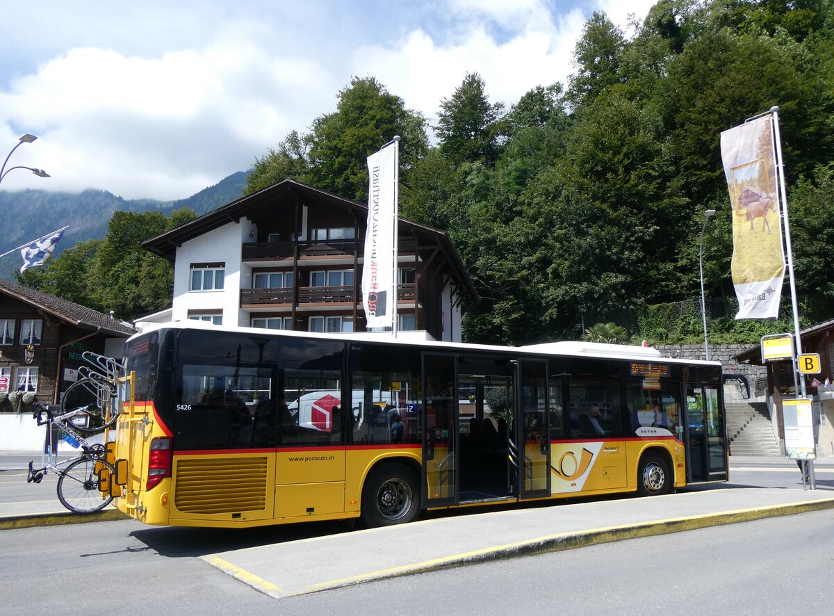 (265'977) - Fl�ck, Brienz - Nr. 3/BE 568'700/PID 5426 - Setra am 19. August 2024 beim Bahnhof Brienz