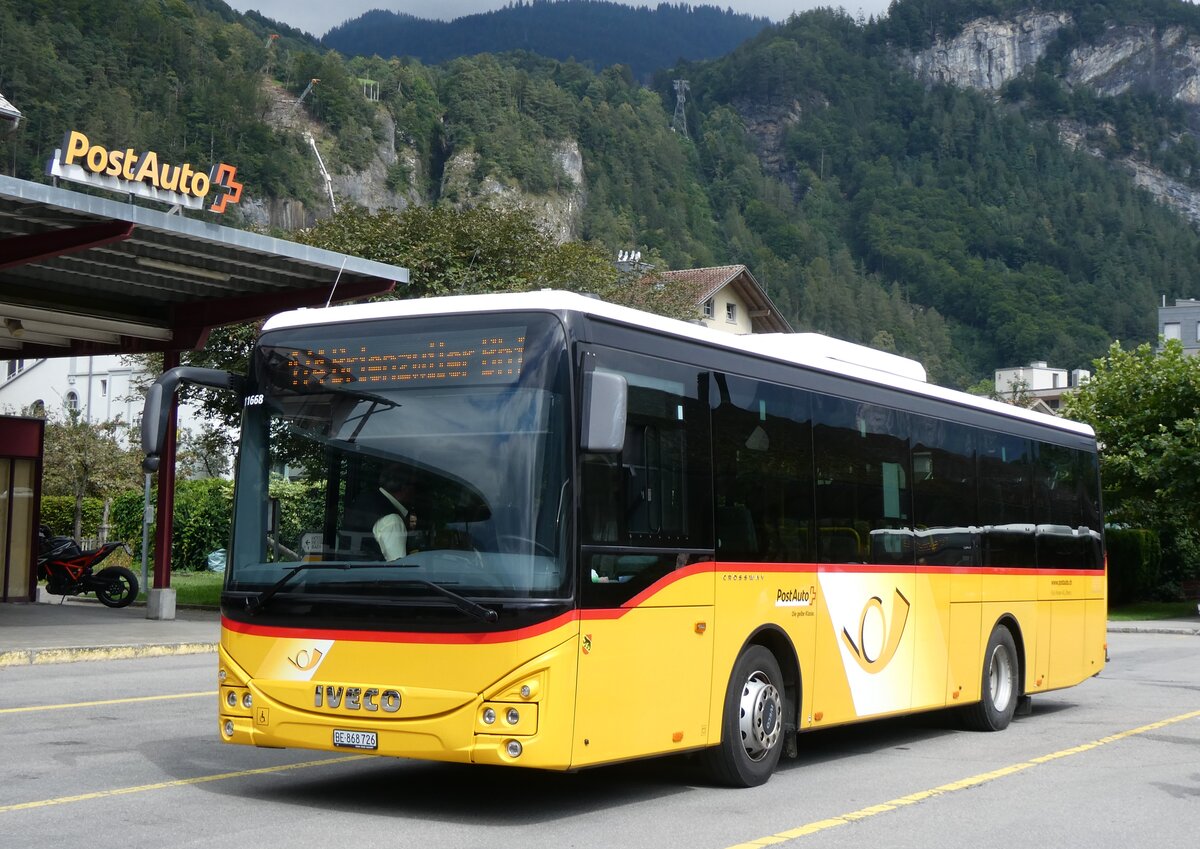 (265'994) - Fl�ck, Brienz - Nr. 26/BE 868'726/PID 11'668 - Iveco am 19. August 2024 in Meiringen, Postautostation