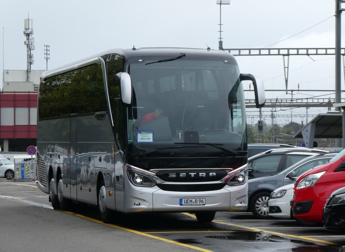 (266'128) - Aus Deutschland: Unser Roter Bus, Ueckerm�nde - UEM-B 96 - Setra am 25. August 2024 in Thun, CarTerminal 
