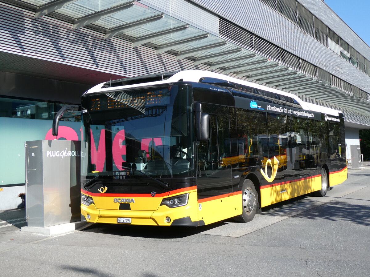 (266'213) - D�nser, Trimmis - GR 27'692/PID 11'894 - eScania (ex GR 166'037) am 27. August 2024 beim Bahnhof Landquart