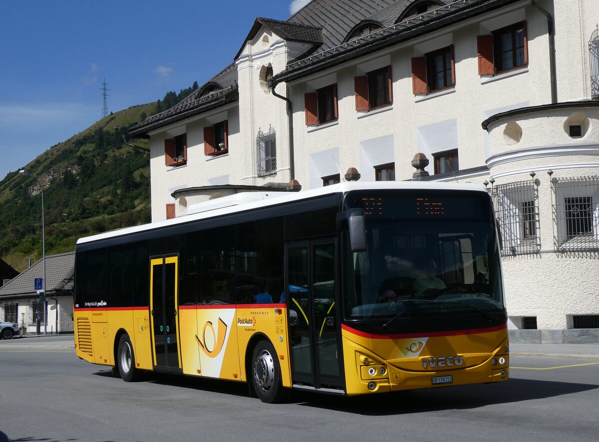 (266'231) - PostAuto Graub�nden - GR 179'713/PID 11'282 - Iveco am 27. August 2024 beim Bahnhof Scuol-Tarasp