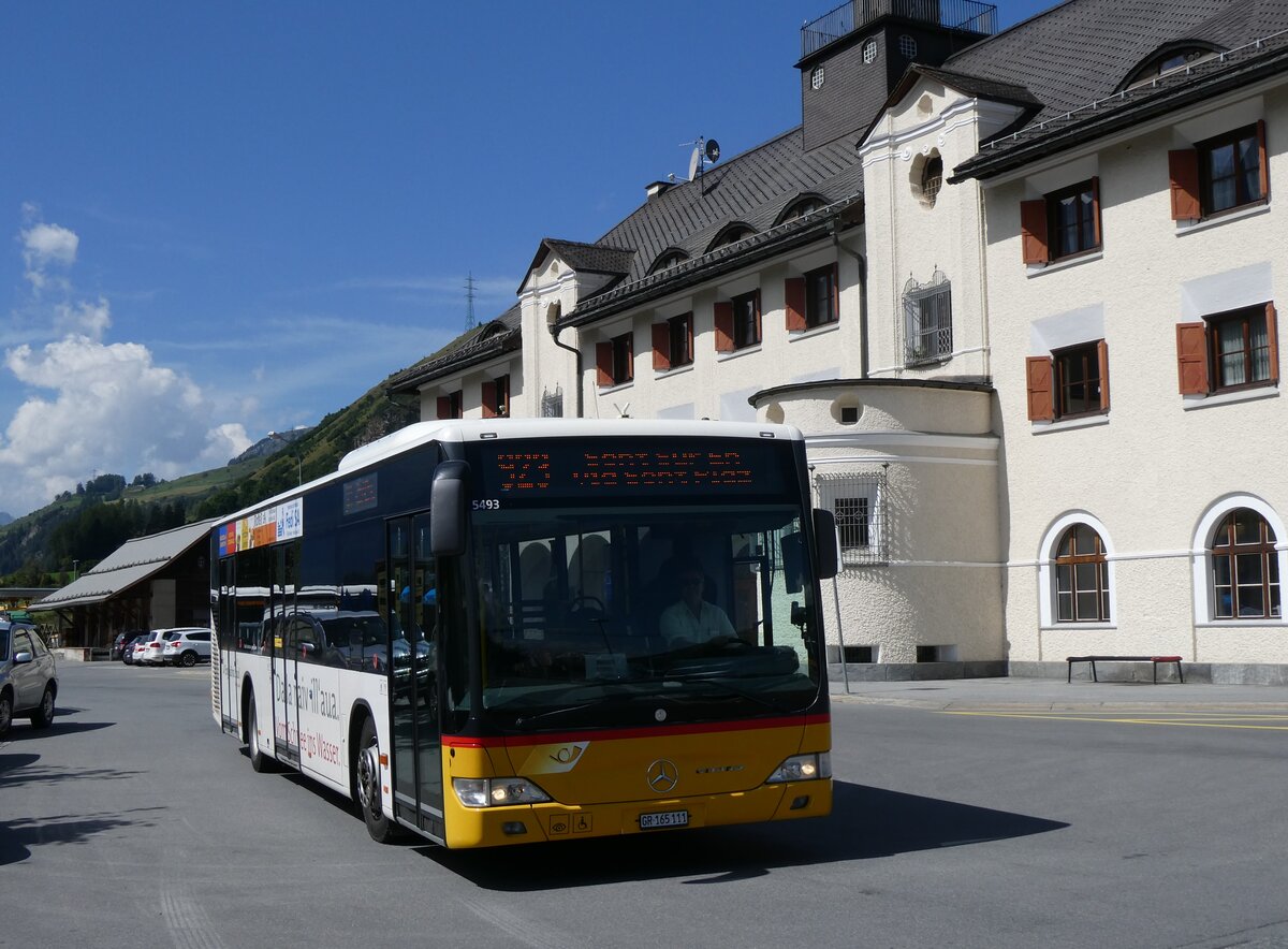 (266'235) - PostAuto Graub�nden - GR 165'111/PID 5493 - Mercedes am 27. August 2024 beim Bahnhof Scuol-Tarasp