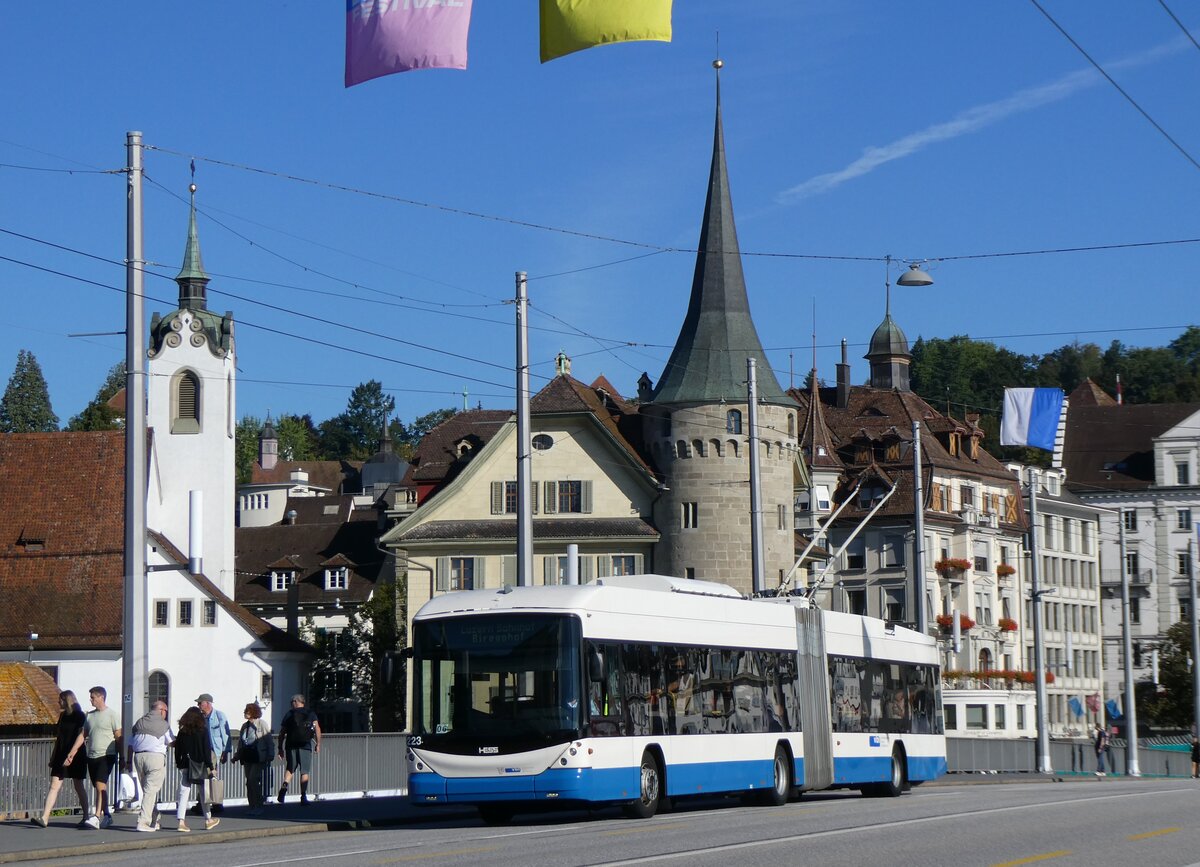 (266'706) - VBL Luzern - Nr. 223 - Hess/Hess Gelenktrolleybus am 7. September 2024 in Luzern, Bahnhofbr�cke
