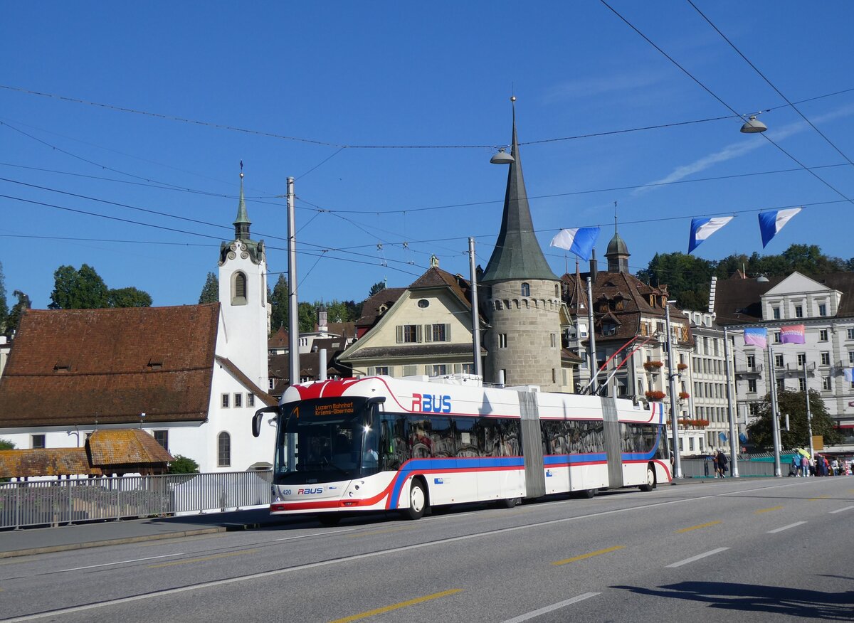 (266'707) - VBL Luzern - Nr. 420 - Hess/Hess Doppelgelenktrolleybus am 7. September 2024 in Luzern, Bahnhofbr�cke