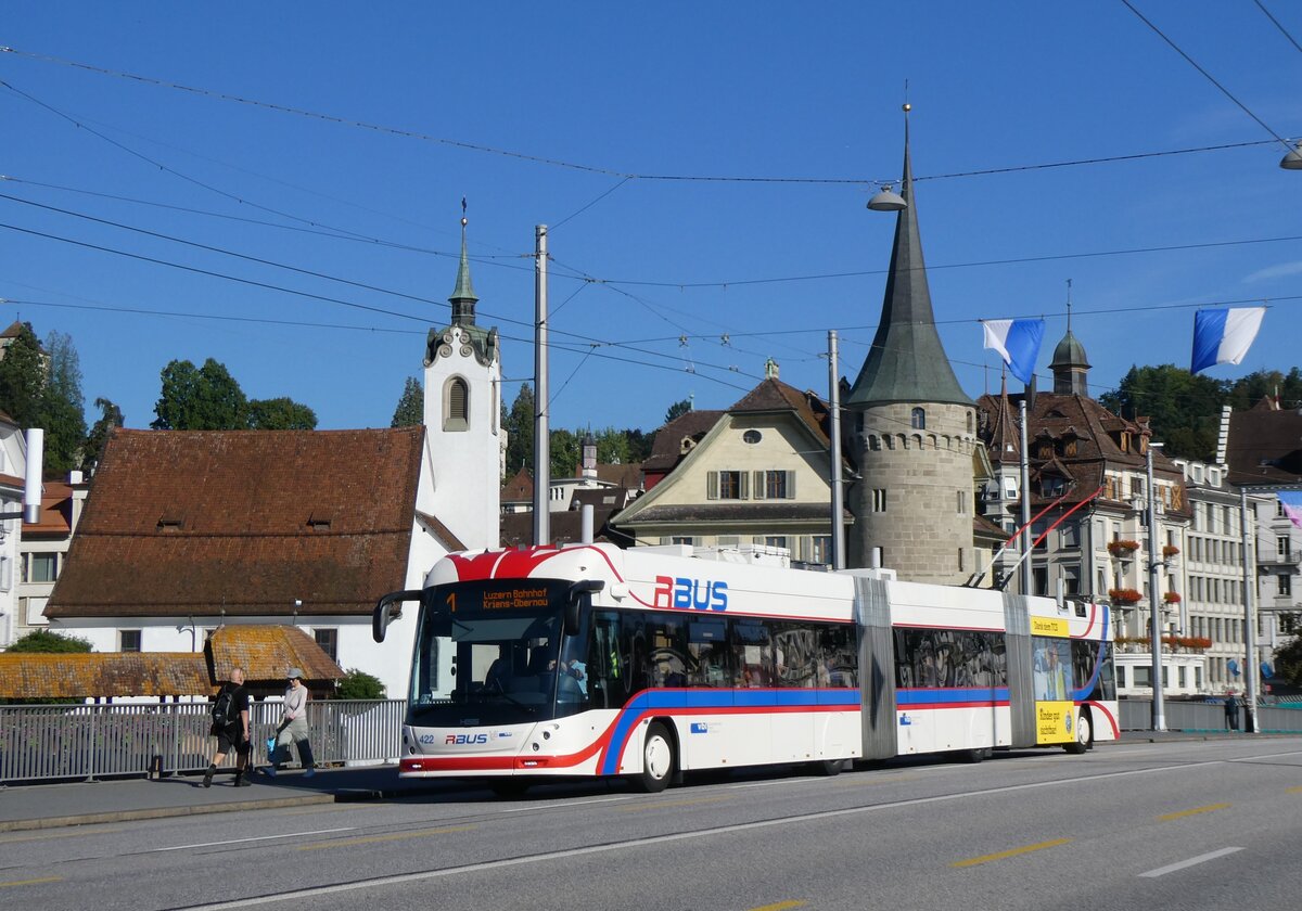 (266'709) - VBL Luzern - Nr. 422 - Hess/Hess Doppelgelenktrolleybus am 7. September 2024 in Luzern, Bahnhofbr�cke
