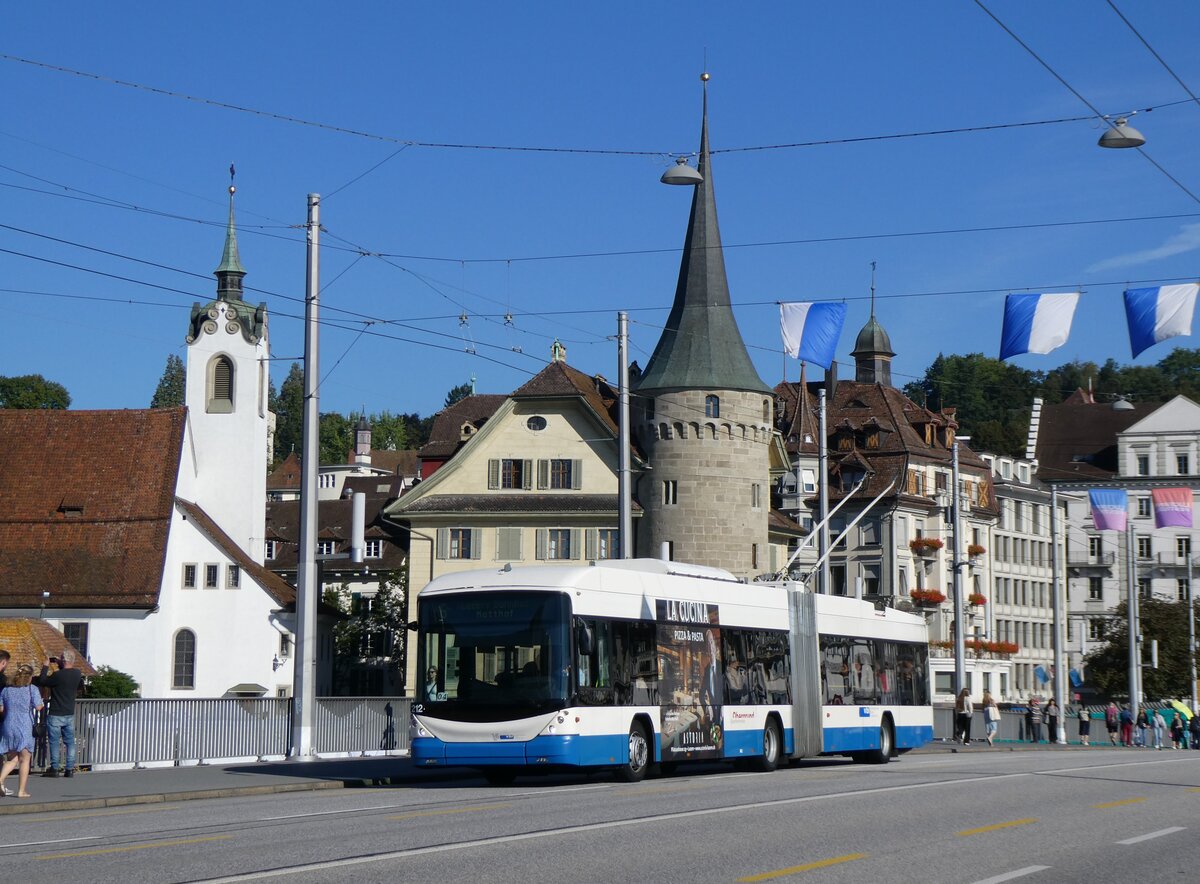 (266'710) - VBL Luzern - Nr. 212 - Hess/Hess Gelenktrolleybus am 7. September 2024 in Luzern, Bahnhofbr�cke