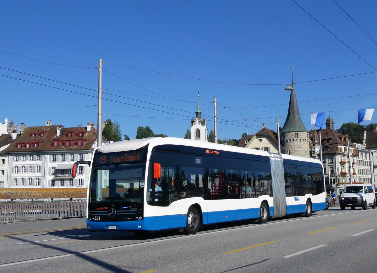 (266'713) - VBL Luzern - Nr. 501/LU 15'004 - eMercedes am 7. September 2024 in Luzern, Bahnhofbr�cke