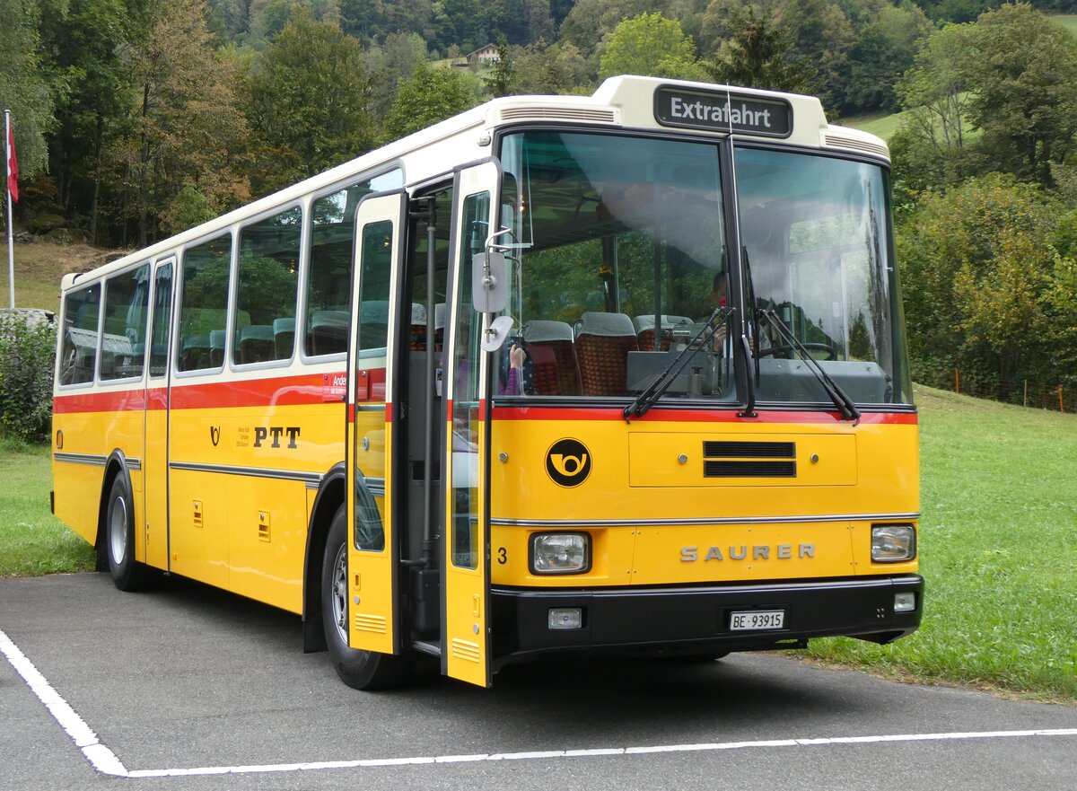 (266'837) - Kolb, Grasswil - Nr. 3/BE 93'915 - Saurer/R&J (ex Schmocker, Stechelberg Nr. 3/PID 2409; ex Schmocker, Stechelberg Nr. 1; ex Gertsch, Stechelberg Nr. 1) am 8. September 2024 in Innertkirchen, Gasthof T�nnler