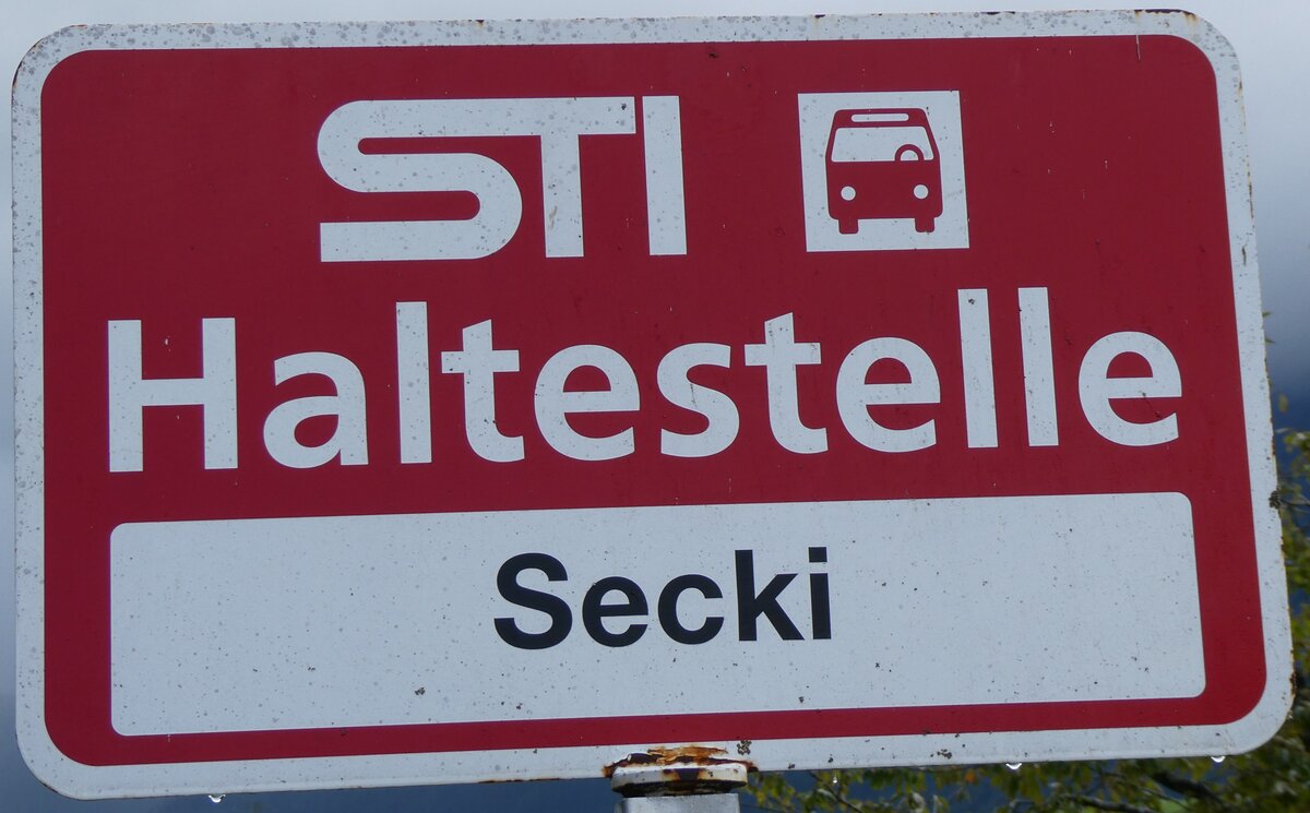 (266'949) - STI-Haltestellenschild - Uebeschi, Secki - am 13. September 2024 in Blumenstein, Tannenb�hl